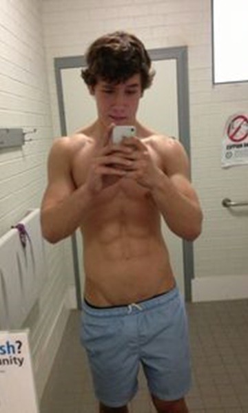 brentwalker092:  male-and-others-drugs: Justin Bates naked :)