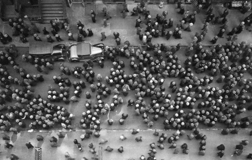 Aerial photo of a crowd inManhattan&rsquo;s Garment District, on 36thStreet between 8thand 9thAvenue