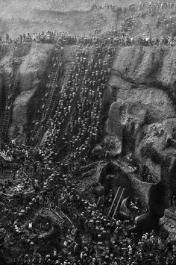 levieillard:  d-ici-et-d-ailleurs:     Mine d'or   Serra Pelada  , Brésil, 1986 par le photographe brésilien   Sebastiao Salgado     © Sebastião Salgado / Amazonas Images   Horrible 