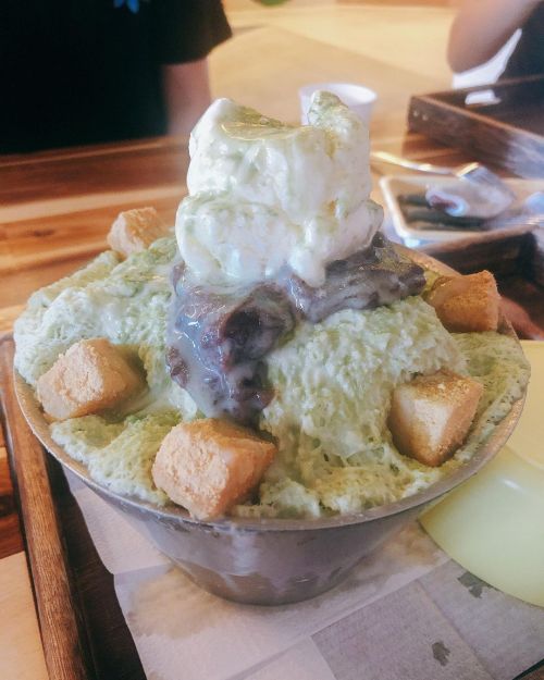 Green tea bingsoo for our pre-dinner/post hike dessert. . . . . #sirooricecakecafe #ricecake #gree