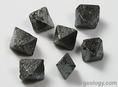 a-modern-major-general:Octahedral magnetite crystals.  These would make perfect natural dice!