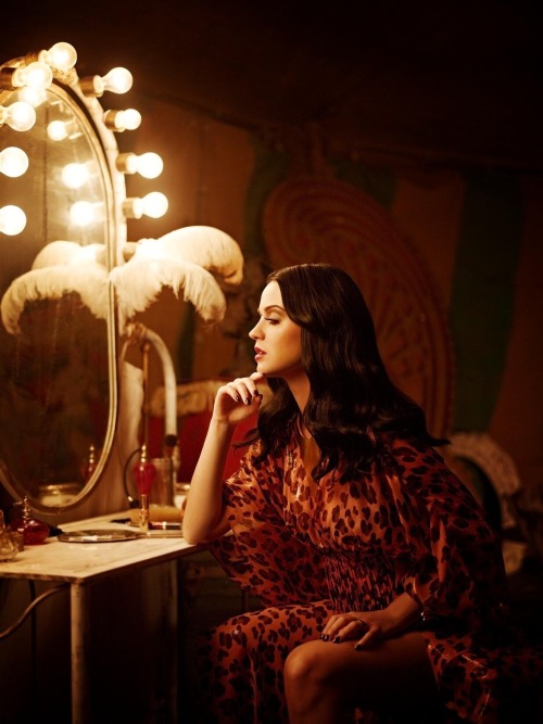 jenamaroney:  katy perry on the set of ahs: freak show 