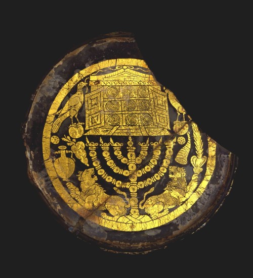 Gold-glass base from the Jewish catacombs of Rome, 4th century CE, Blown glass and gold leaf, Diam: 