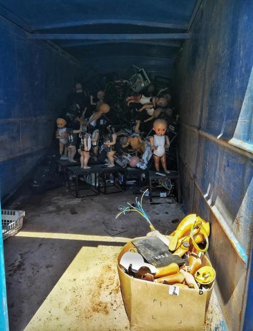 neon-flamingo: Container full of broken electronic dolls. (Source u/brokenbonessociety on reddit) 