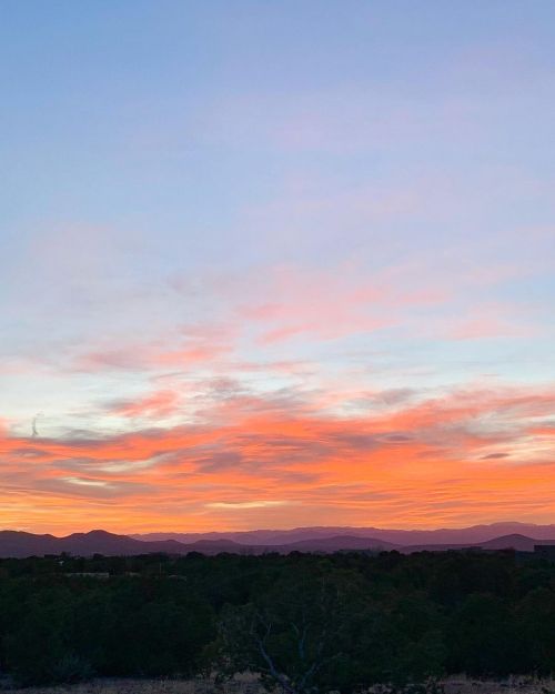 Sunset over Santa Fe #santafe #santafenewmexico #thecitydifferent #landofenchantment #newmexico #bea