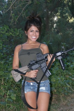 guns-and-babes:  Babe with gun