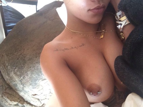 Porn Pics peoplethatturnmeon:  Leaked Rihanna nudes