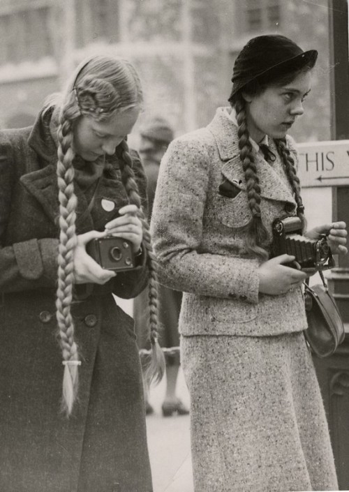 carolathhabsburg: Camera girls. Late 1930s- Early 1940s.