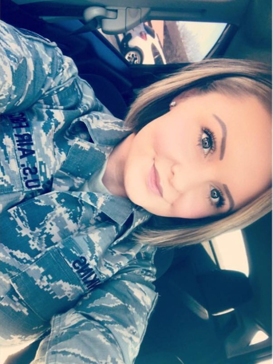 dually53:  camocuties:    Gorgeous lady 👅💦💦
