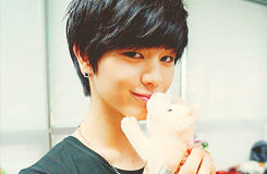 ilheun:   yook sungjae + stuffed animals