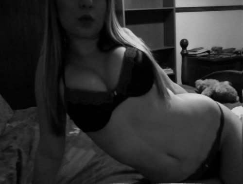 lonelyeyes-x:  lonelyeyes-x:  dont wanna do thingz  i miss my old room 