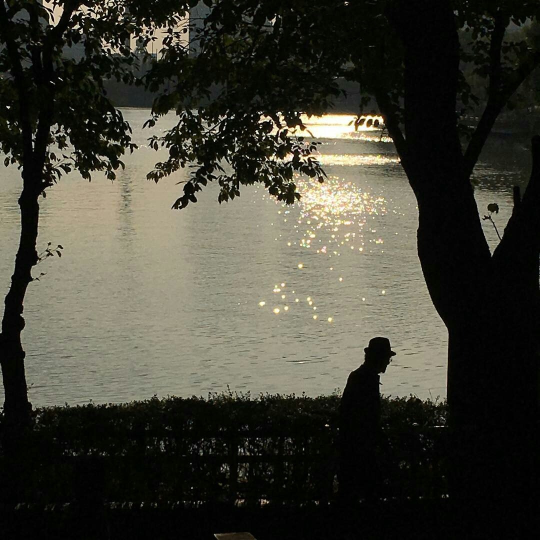 sunbathe:  https://www.instagram.com/p/BLfnBIABpEd/