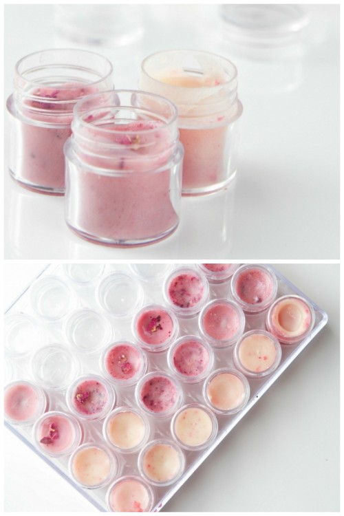 diychristmascrafts:DIY Lip Balm Recipe and Tutorial from Just a Smidgen. Really easy lip balm recipe