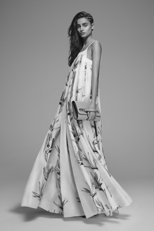 habitualllll:  Taylor Hill in Fendi Resort 2016 