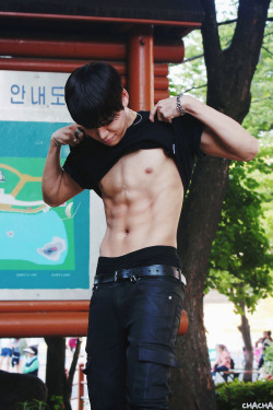 pervingonkpop:  #yijeong worked hard on his abs to surpass the almighty chocolate abs leader Kyungil… and he’s close to doing it. #history #abs #godhelpme