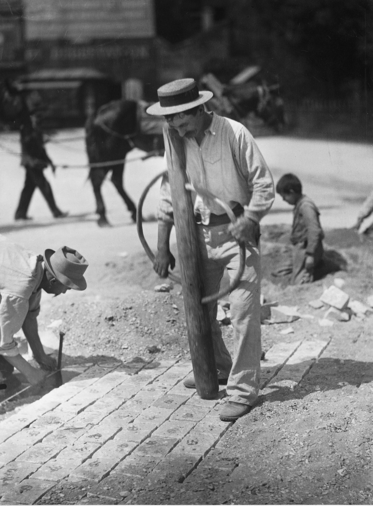 onlyoldphotography:  Eugène Atget: Street Paver, 1899-1900 