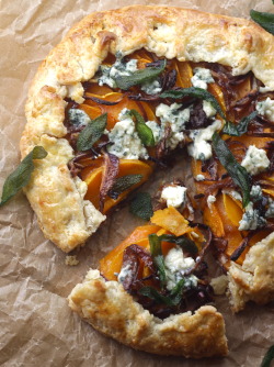 theboredvegetarian:  Butternut Squash &amp; Gorgonzola Galette with Caramelized Onion and Crispy Sage GaletteI’ve been laying out my goals for 2013 and I must say I’m pretty excited about what’s to come for The Bored Veg in the next several months.
