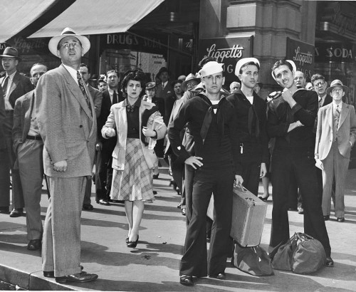 newyorkthegoldenage: Sailors and civilians watching the electronic sign (the Zipper) in Times Square