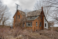 abandonedandurbex:Just an abandoned house in SouthWestern Ontario, Canada  1200 × 800