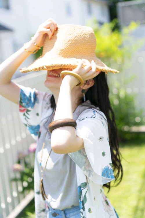 gazouno-chozouha-jubunka:  石原夏織　ishihara kaori2019.07.16【まぶしい】家族旅行、花火大会、自由研究… 石原夏織 の夏休みの思い出———-１枚目が最高すぎる (๑•̀ㅂ•́)و✧