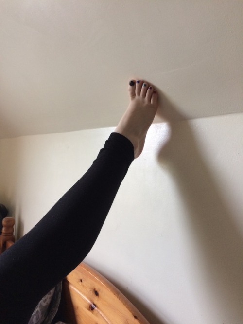 ellessexyfeet: More stretches in black with multi coloured toes