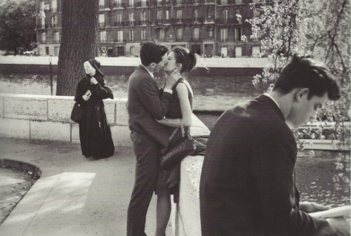 distopya:Ile Saint-Louis, Paris Edouard Boubat, 1975 This is street life - this is amour 