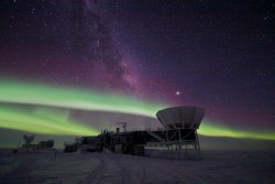 astrowhat:  The Aurora Australis over the South Pole Telescope.I’d love to go there one day.