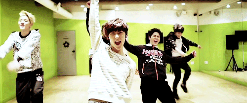 moontaee-blog:  Dramatic Minhyun ft. a wild dino leader 
