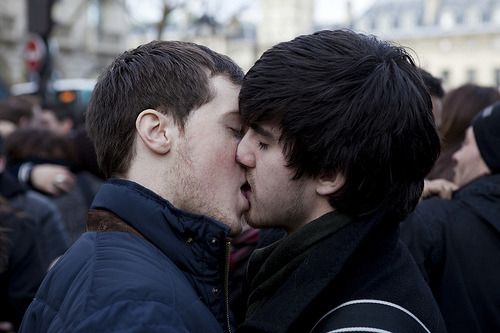 zingwong:  Fuck the homophobes! Let’s kiss in Paris! Geifobis deço kazzo! Suukkiamo neça Parisa! Photographer / Fotisto: Philippe Leroyer 