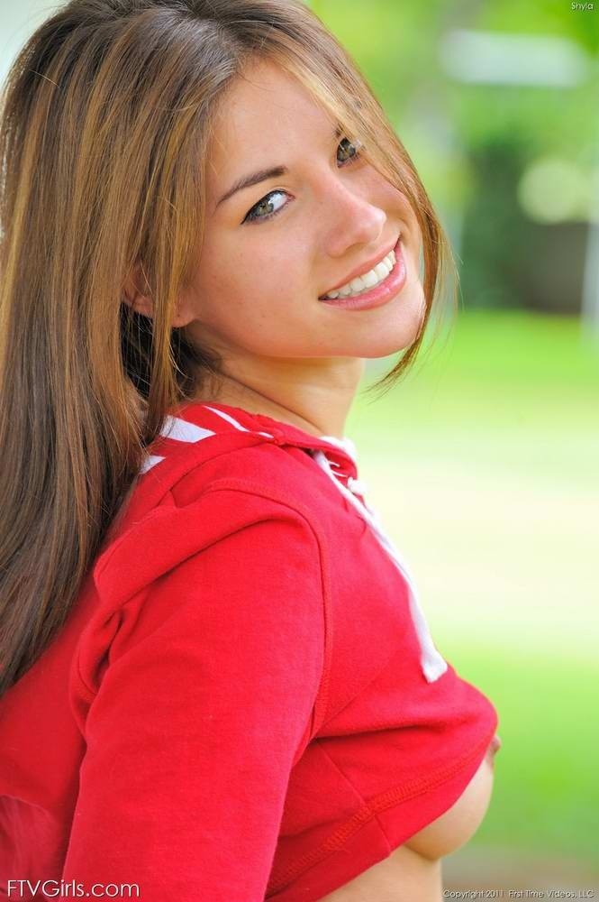 OMG!! She is sooo beautiful!!