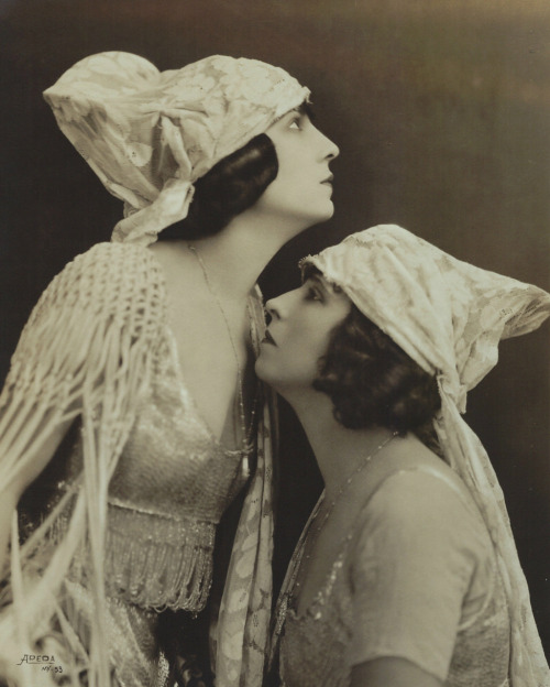 saisonciel:Mabel and Dora Ford by Apeda, c. 1913