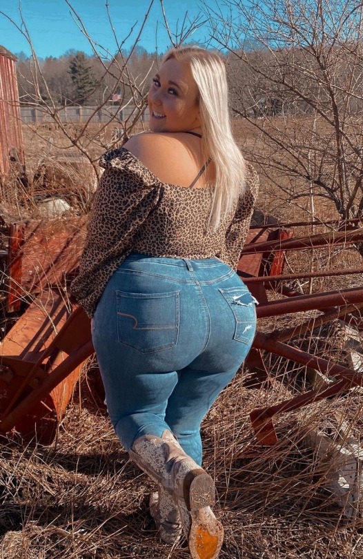 fullmoonbaddies:Chloeosborne18 is a phat booty white girl  😍❤️😘