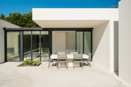 PISCINE & POOL-HOUSE Architect : Atelier Delphine Carrere Landscape architect : Atelier 10 Locat