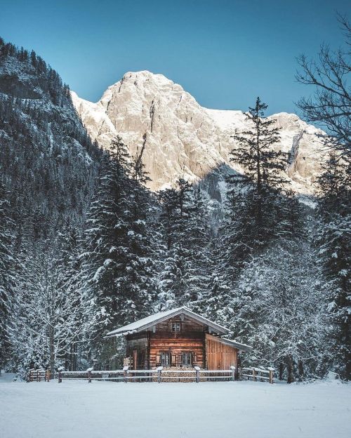 Ein Wintermärchen im Nationalpark Berchtesgaden © @sunnyherzinger#bayernliebe #mountains #cabin #