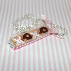 lapinchocolat:  XOXO Cookie Box Necklace