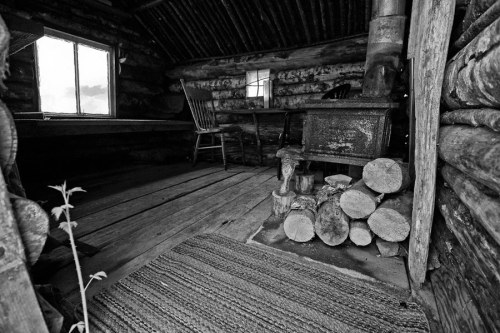 digitalramen:jeremylawson:Bella Coola CabinYou wouldn’t even know this tiny house is the