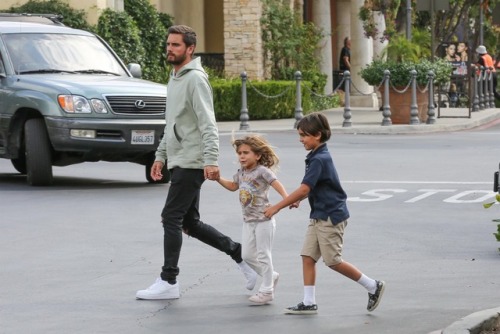 kuwtkjwd: Scott Disick, Penelope Disick and Mason Disick in LA today.