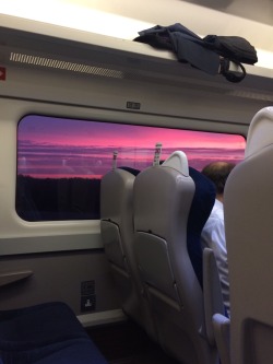 ughdark:  achillles:6 o’clock trains are worth it for the view   darkside