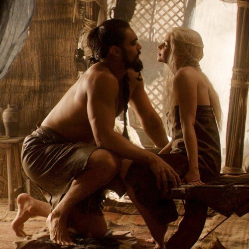 thirat-atthiraride:  Khal vos zigereo adoroon anevasoe maan. Me zigeree sajosoon disse.  #GameOfThrones 1.07 You Win or You Die  #KhalDrogo #JasonMomoa #DaenerysTargaryen #EmiliaClarke