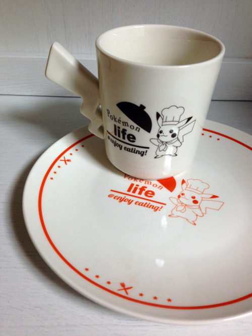 zombiemiki:I got the matching plate to the cup I won last week. The designs for the Pokemon Life pro