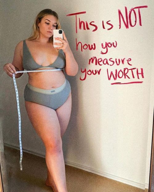 broitsamess:letslovefood: thinfatfit:instagram.com/katewas_ A body positivity post for anyone strugg