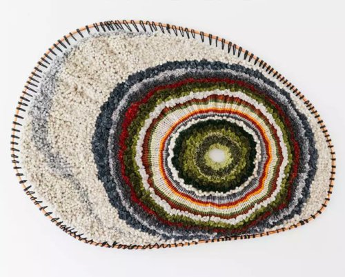 De Australische vezelkunstenaar Tammy Kanat gebruikt combinaties van stoffen en materialen met een r