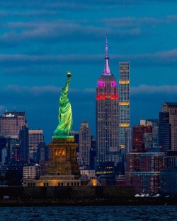 newyorkcityfeelings:Quintessential New York City by @jmeade_photo