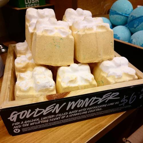 dawnjeanine:  Stoked! I picked up this one & the blue one behind it! #lush #bathbomb #holidayspirit (at LUSH Cosmetics Walden Galleria) 