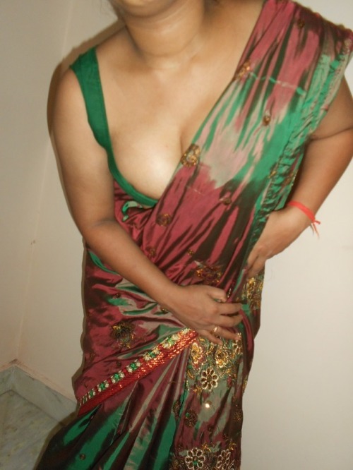 lazy969:  skill0:  Uff  waoo hott desi wife with biggg boobs with curvy figure 