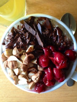 youcan-4nd-youwill:   Brekkie a little while ago; oatmeal with flaxseeds, hazelnuts, cherries, and dark chocolate! Yummmmie! 😻 