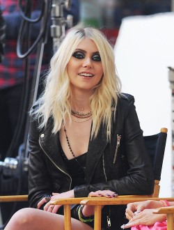 Taylor Momsen On Set. ♥  Luv Her, Luv Her Boots. ♥