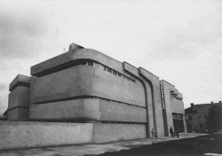 jeroenapers:Het Bodrog warenhuis in  Sárospatak, Hongarije,   in 1969   gebouwd door architect van organische architectuur Imre Makovecz. 