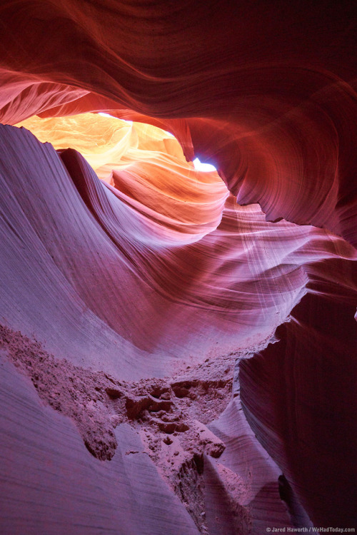 earthpictureshere: Early morning sunlight paints a spectrum of color on the walls of Lower Antelope 