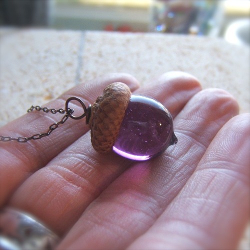 red-winged-angel:sosuperawesome:Glass acorn necklaces by BullseyeBeads Holy shit I want these o3o